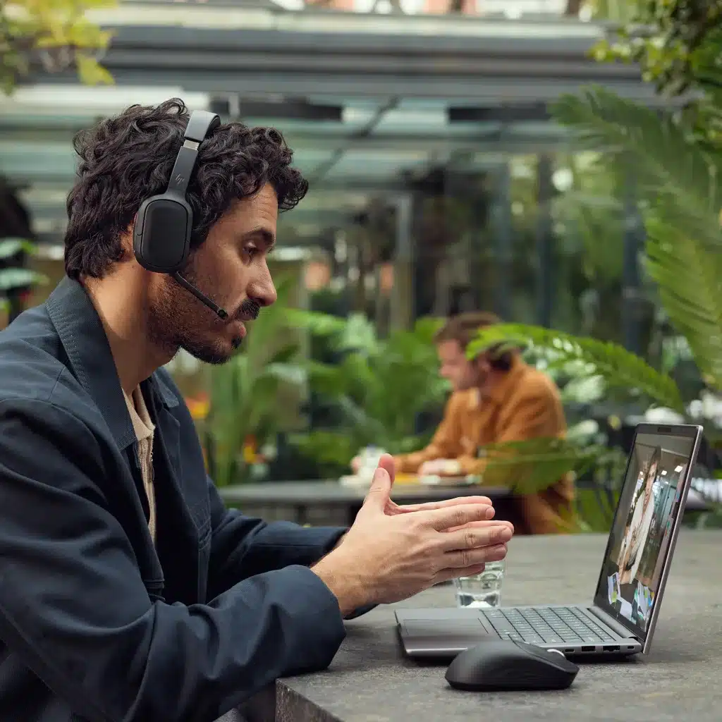 El trabajo híbrido toma impulso con los auriculares HP Poly 4 El trabajo híbrido toma impulso con los auriculares HP Poly 2