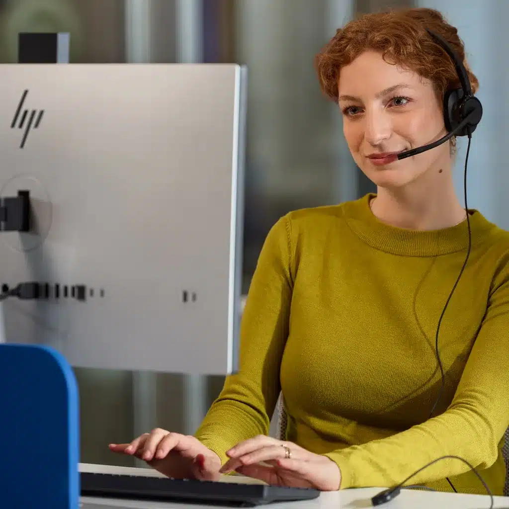 El trabajo híbrido toma impulso con los auriculares HP Poly 3 El trabajo híbrido toma impulso con los auriculares HP Poly 1