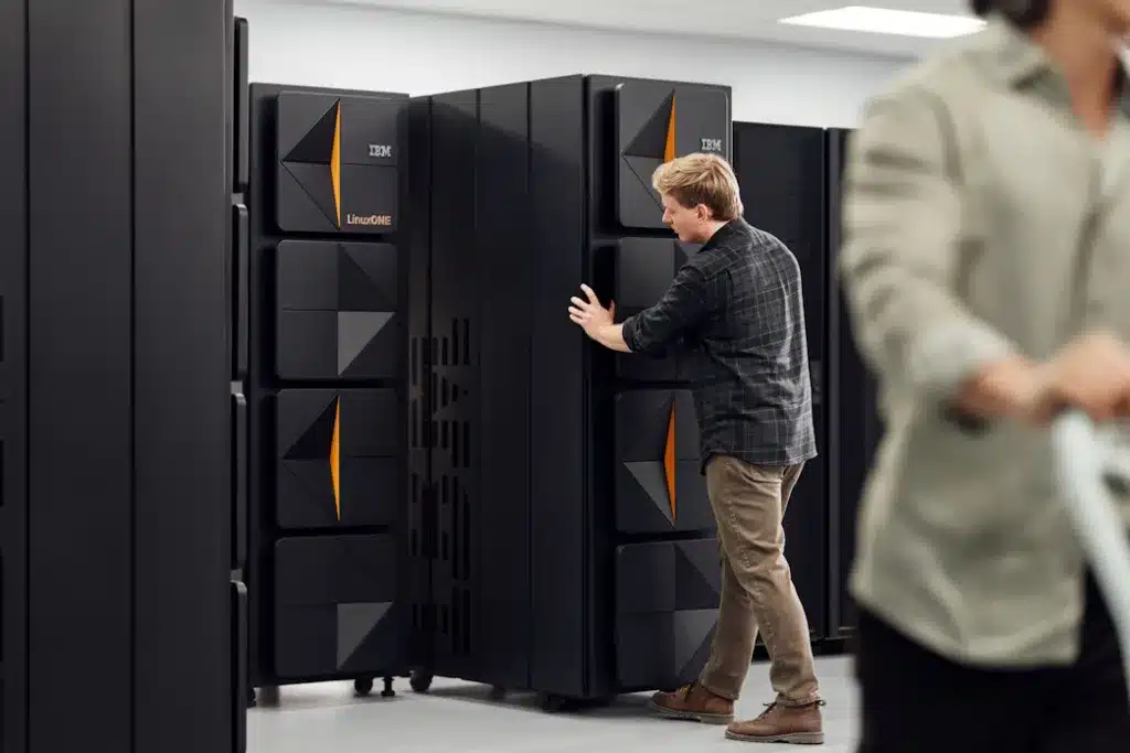 IBM estrena los sistemas compactos z17 y LinuxONE de montaje en rack y un bastidor 3 IBM estrena los sistemas compactos z17 y LinuxONE de montaje en rack y un bastidor 1