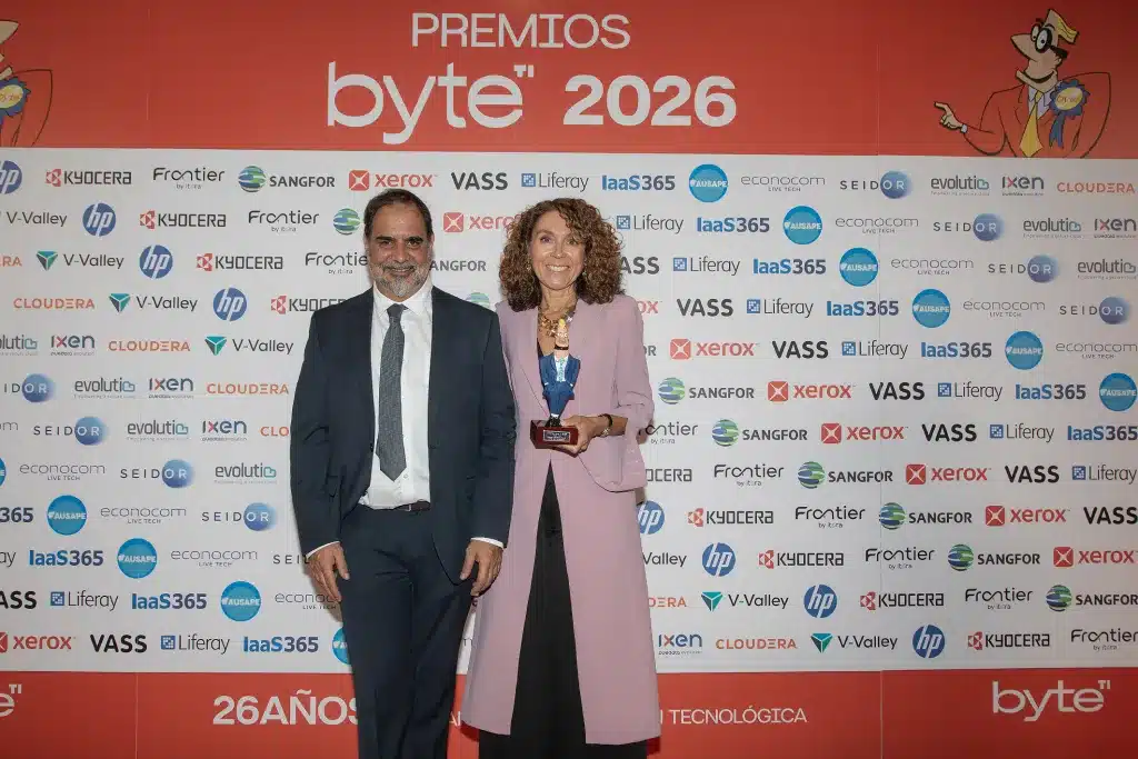 Premio al Mejor CIO: Beatriz Méndez-Villamil, CIO de Amadeus, recogió la estatuilla de manos de Manuel Navarro, director de Byte TI.