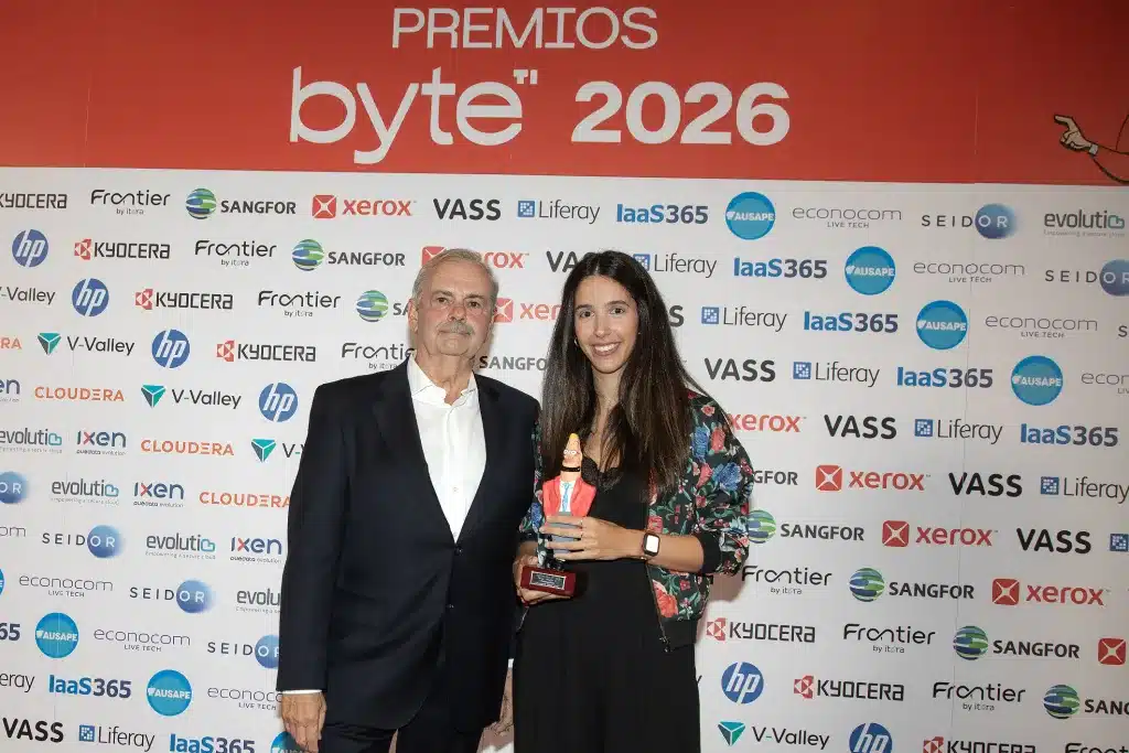 Manuel López, colaborador de Byte TI fue el encargado de entregar el Premio a la mejor  estrategia para el centro de datos Schneider Electric