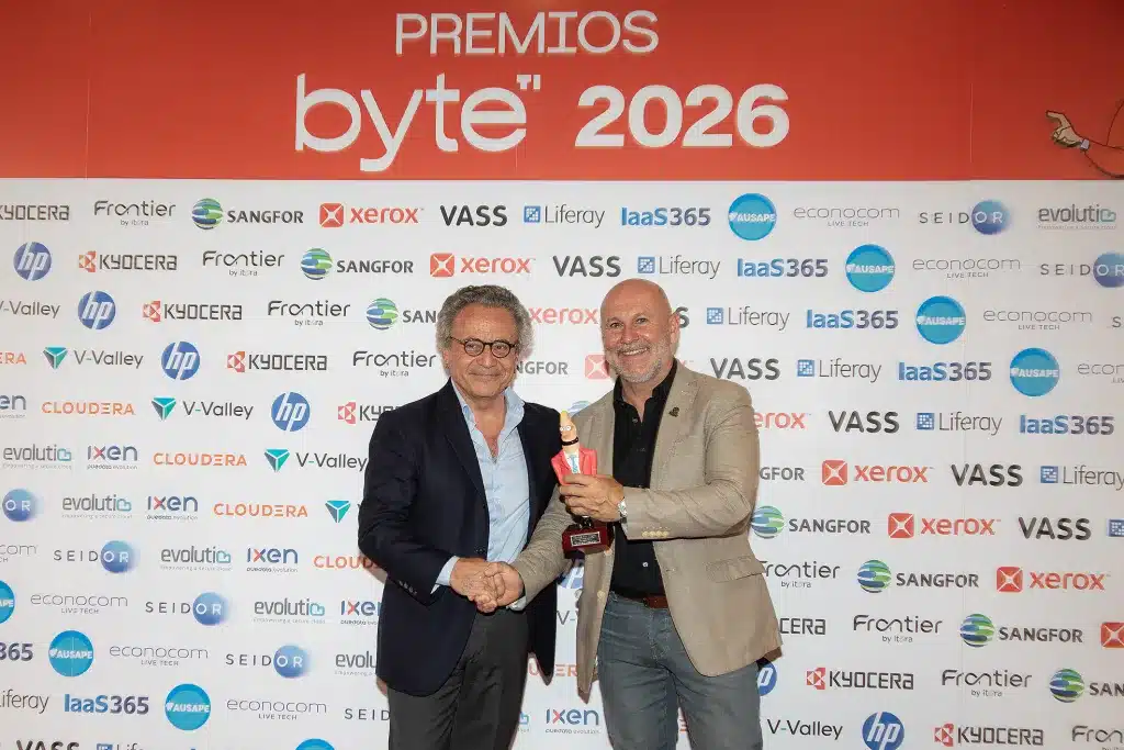 Fernando Jofre, colaborador de Byte TI entregó el Mejor Innovación en Impresión A4 a  Luis Heras, Xerox Southern Europe Field Marketing Director por laXerox Serie C200 C300