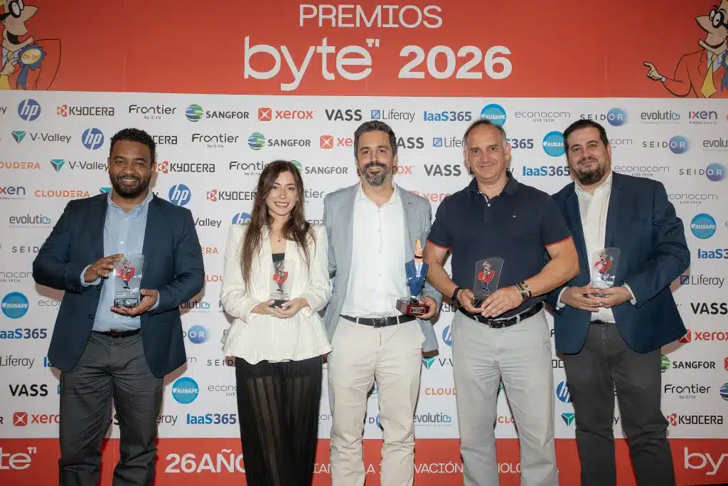 Javier Galindo Alduán, premio al mejor CISO, junto a los finalistas Carlos Asún, CISO de Food Delivery Brands; Gabriel Moliné, CISO de Carrefour; Javier Sánchez Salas, CISO de Engie y Eva Mosquera Rodríguez,Head of secure user experience strategy de Santander