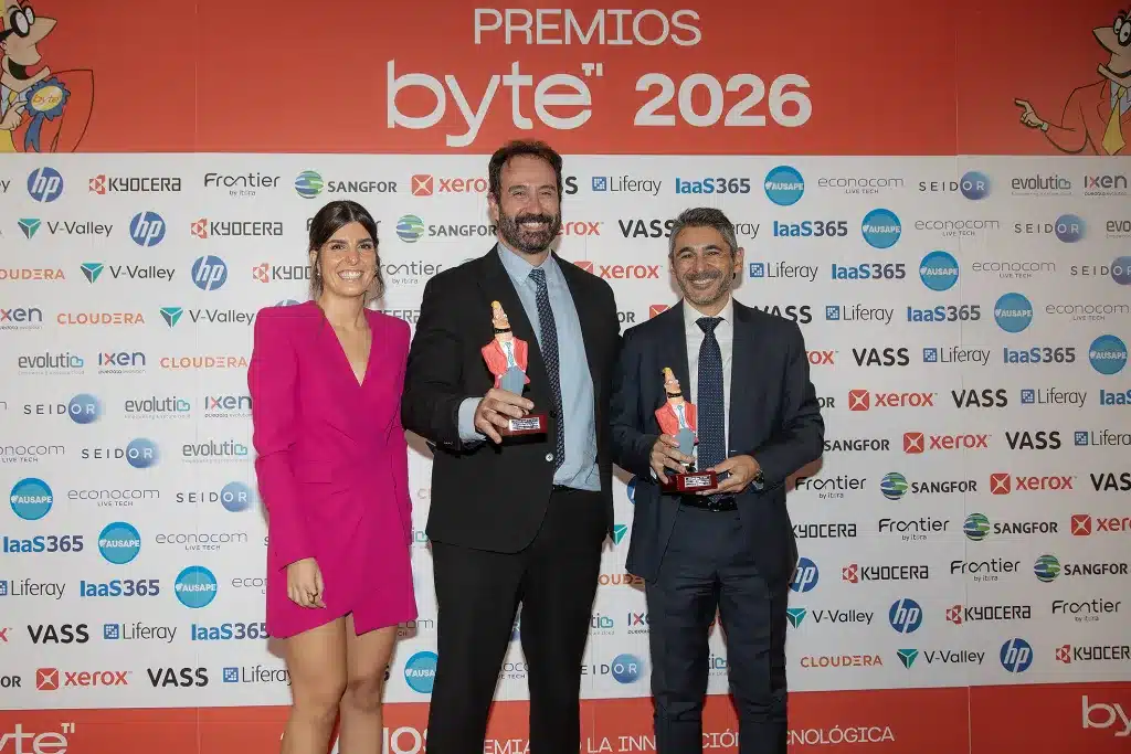 María Vicente, Coordinadora de Eventos y Comunidad de Byte TI, fue la encargada de entregar el Premio al al mejor proyecto de atención ciudadana potenciada con IA a Liferay y Ayuntamiento de Salamanca 