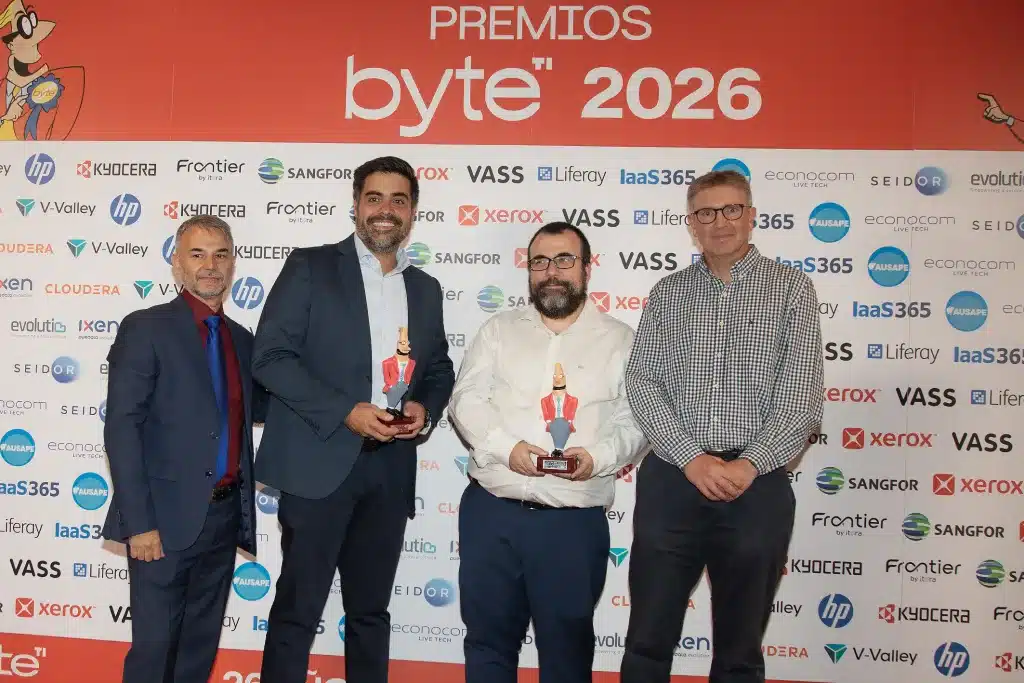 Vass y Banco Pichincha: Alfonso Casas, redactor de Byte TI, les entregó el Premio a la Evolución de las Plataformas Bancarias Digitales por Pibank 2.0